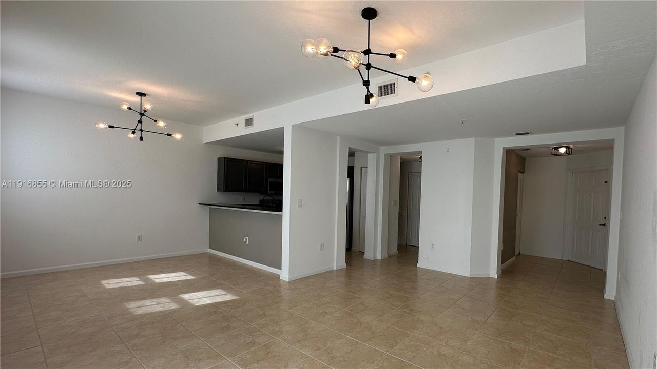 Под контрактом: $2,850 (3 спален, 2 ванн, 1256 Квадратных фут)