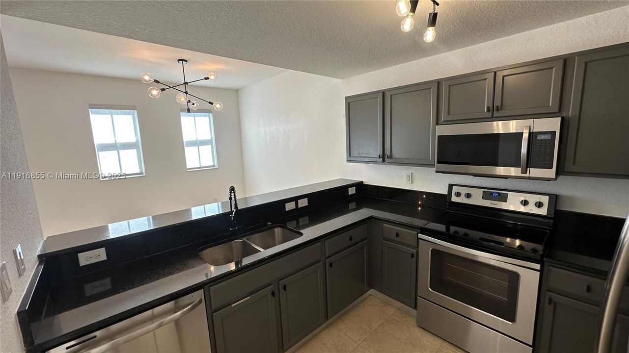 Под контрактом: $2,850 (3 спален, 2 ванн, 1256 Квадратных фут)