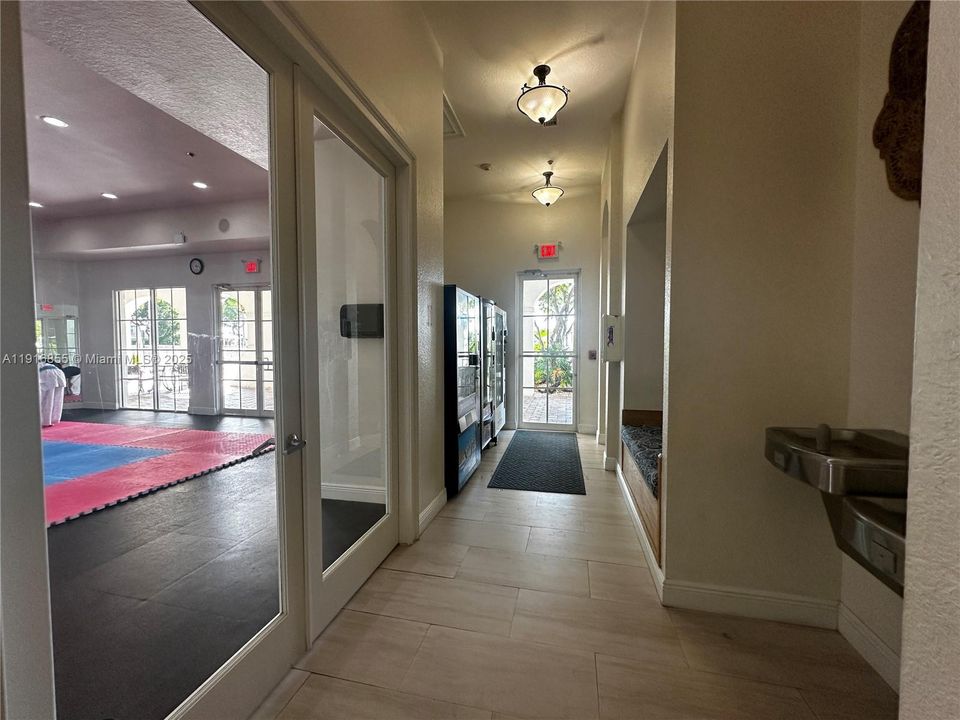 Под контрактом: $2,850 (3 спален, 2 ванн, 1256 Квадратных фут)