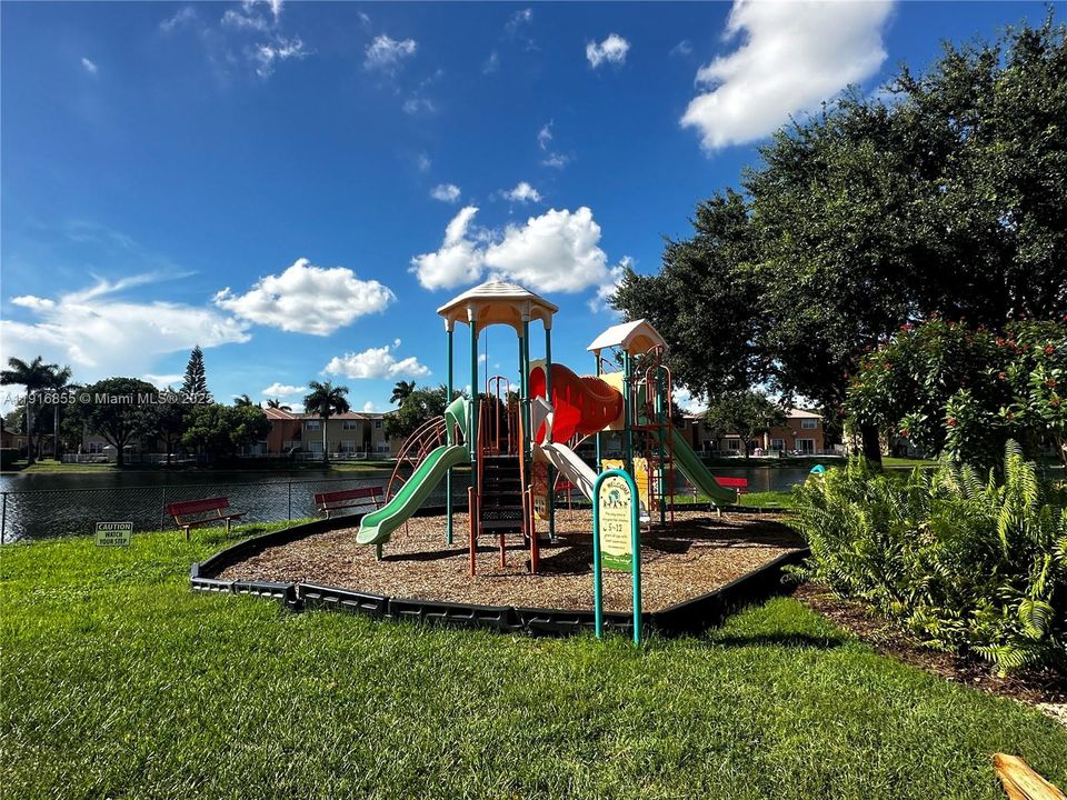 Под контрактом: $2,850 (3 спален, 2 ванн, 1256 Квадратных фут)