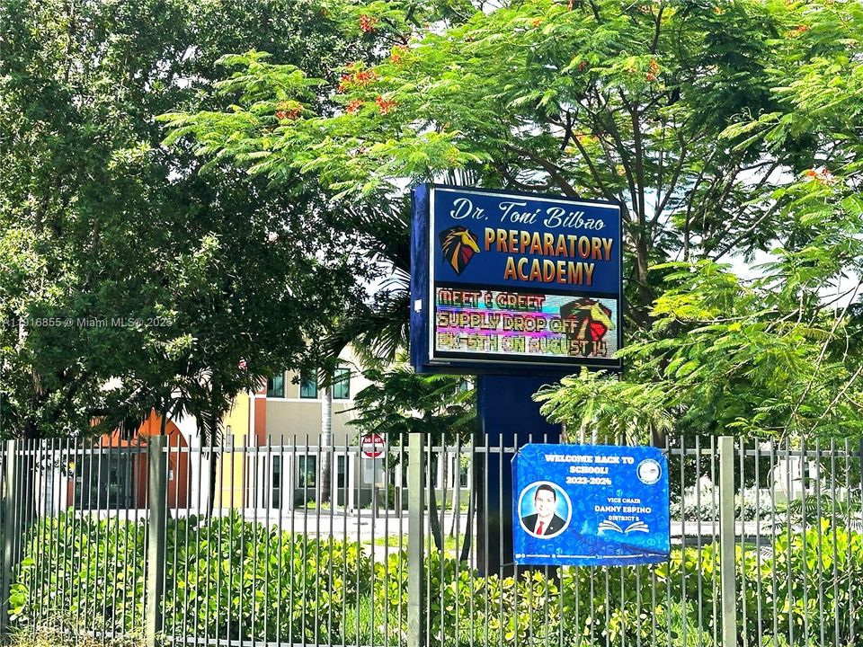 Под контрактом: $2,850 (3 спален, 2 ванн, 1256 Квадратных фут)