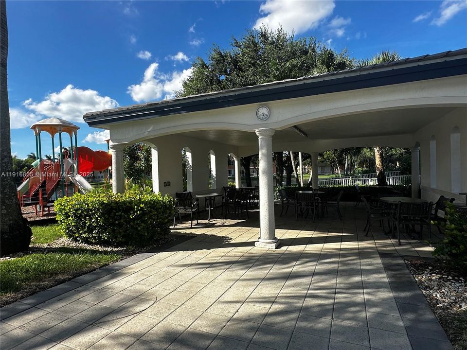 Под контрактом: $2,850 (3 спален, 2 ванн, 1256 Квадратных фут)