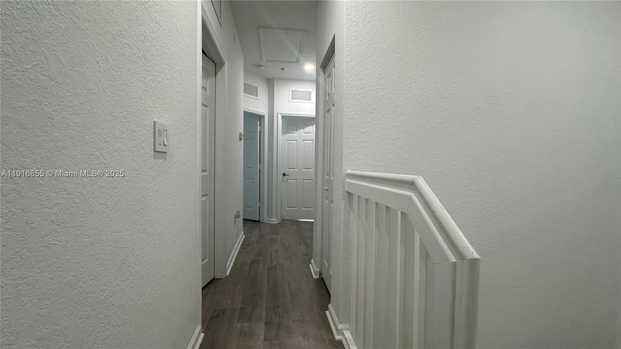 Под контрактом: $2,850 (3 спален, 2 ванн, 1256 Квадратных фут)