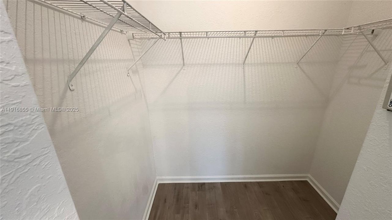 Под контрактом: $2,850 (3 спален, 2 ванн, 1256 Квадратных фут)