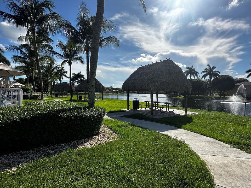 Под контрактом: $2,850 (3 спален, 2 ванн, 1256 Квадратных фут)