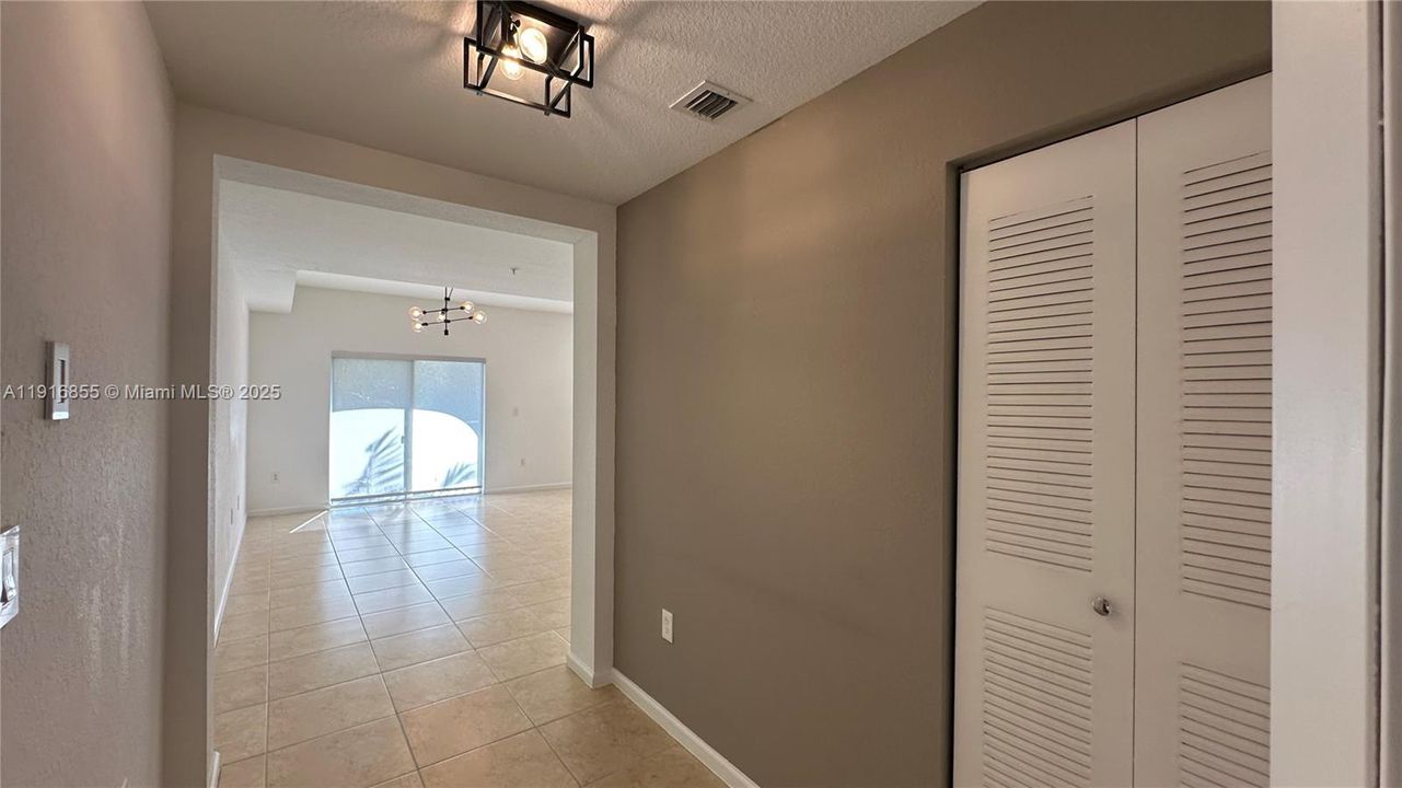 Под контрактом: $2,850 (3 спален, 2 ванн, 1256 Квадратных фут)