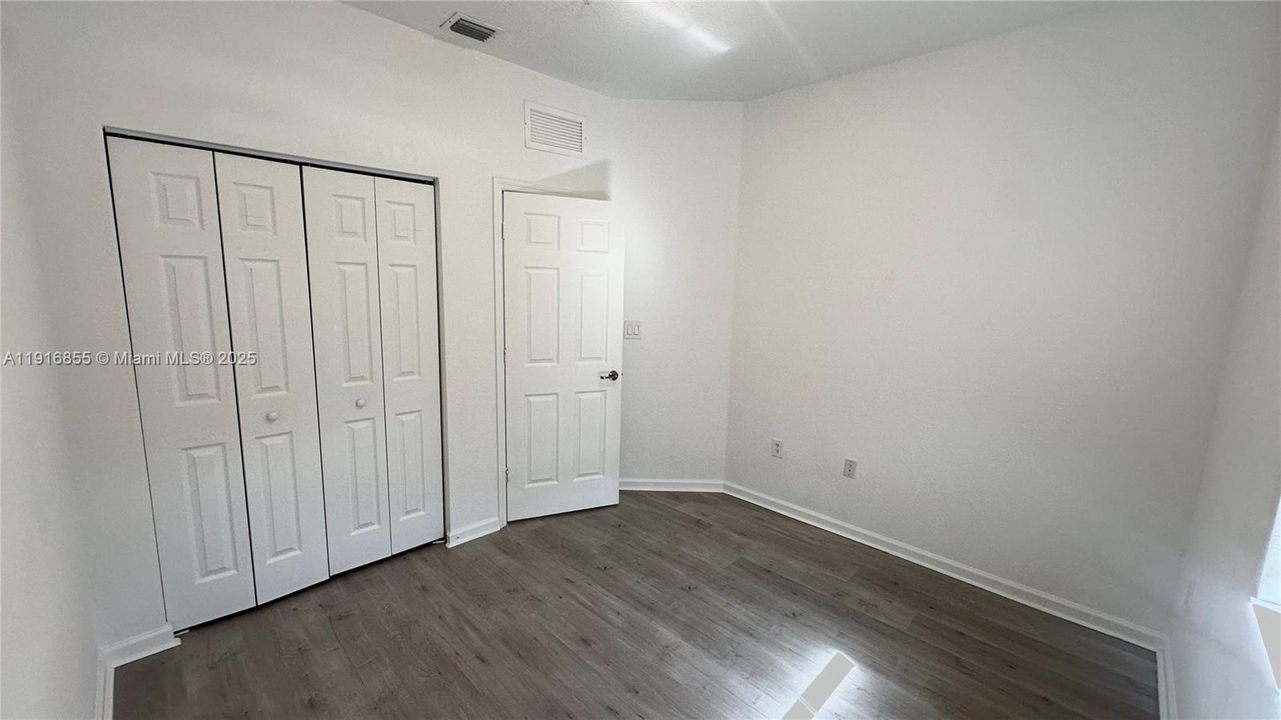 Под контрактом: $2,850 (3 спален, 2 ванн, 1256 Квадратных фут)