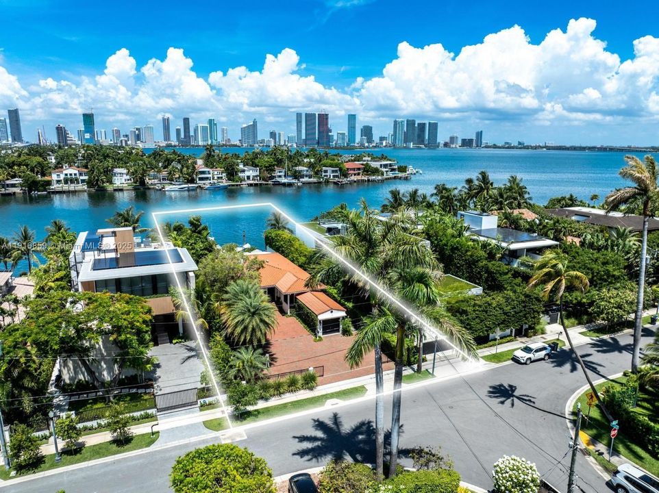 最近售出: $9,000,000 (3 贝兹, 3 浴室, 2813 平方英尺)