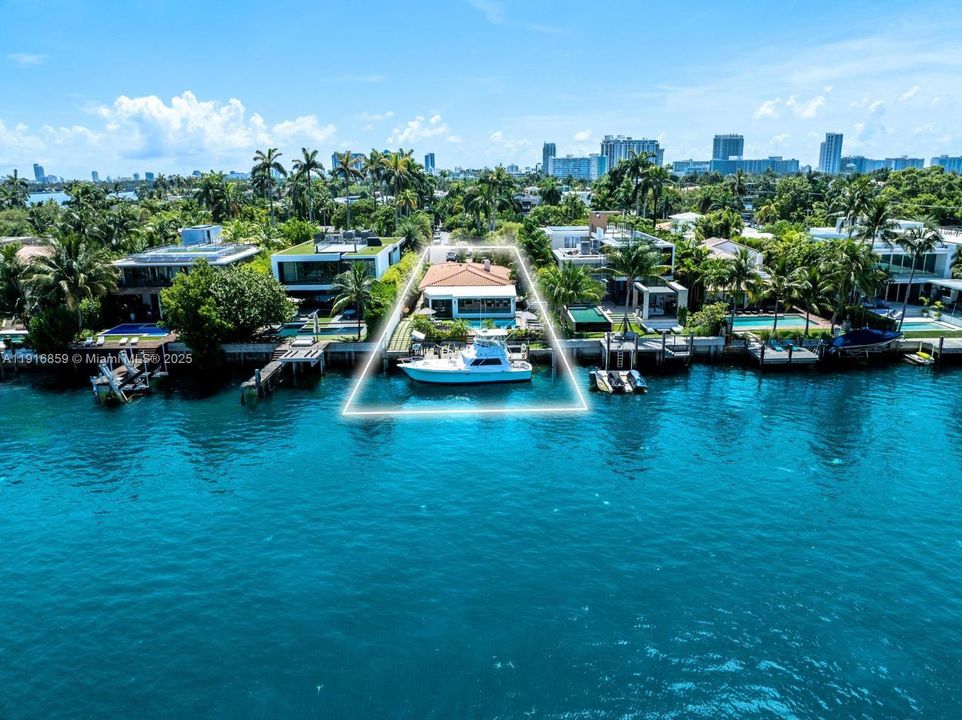 最近售出: $9,000,000 (3 贝兹, 3 浴室, 2813 平方英尺)