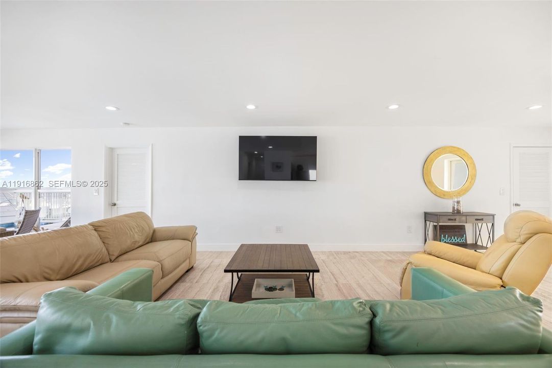 For Sale: $2,069,000 (3 beds, 2 baths, 1849 Square Feet)