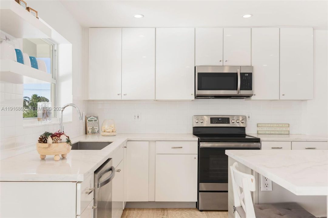 For Sale: $2,069,000 (3 beds, 2 baths, 1849 Square Feet)