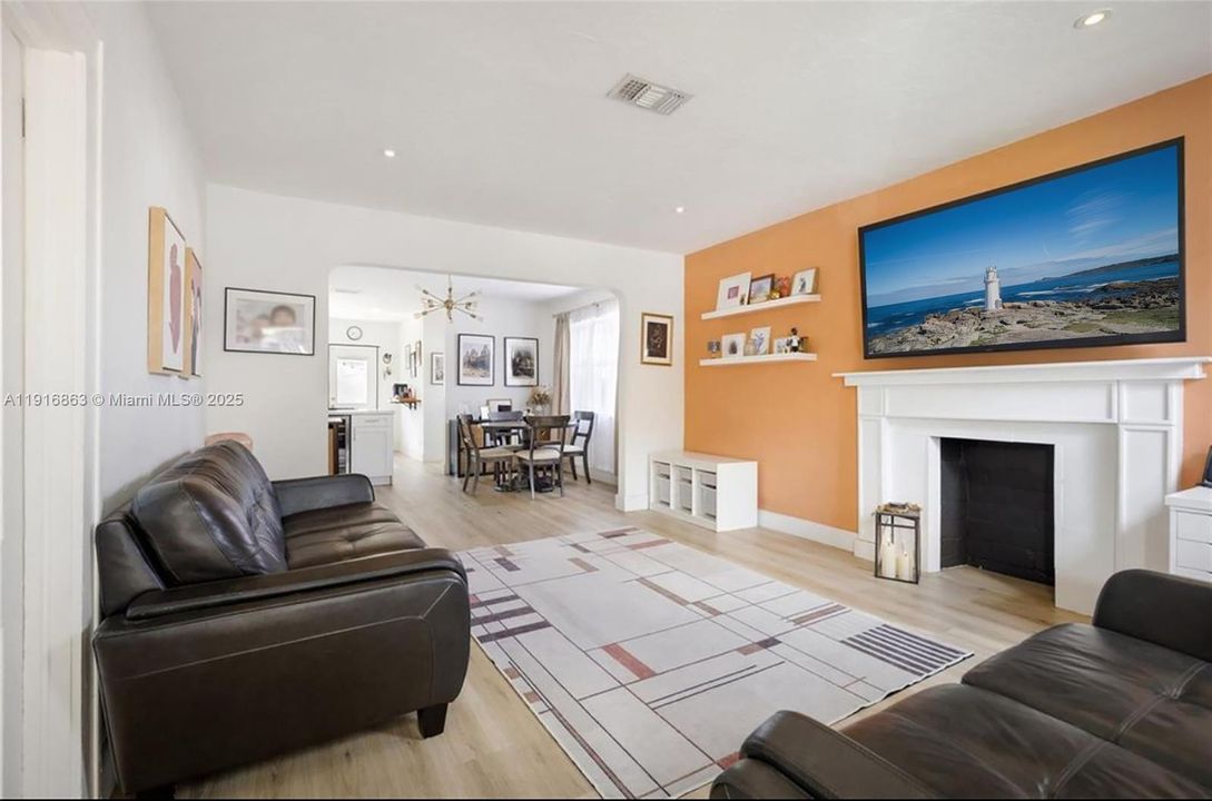 For Sale: $714,990 (2 beds, 2 baths, 896 Square Feet)