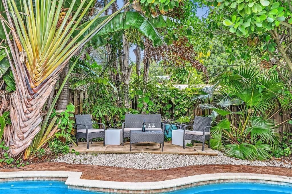 For Rent: $5,700 (4 beds, 2 baths, 1566 Square Feet)