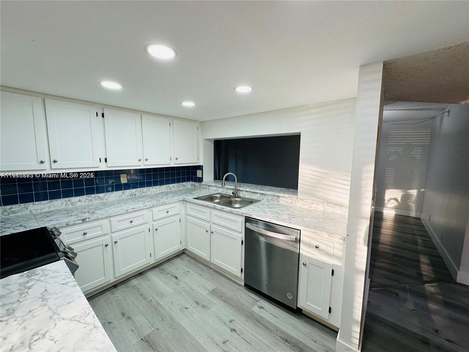 Active With Contract: $2,400 (3 beds, 2 baths, 1155 Square Feet)