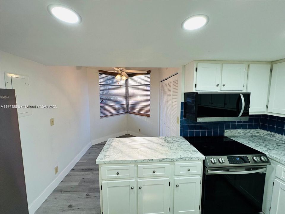 Active With Contract: $2,400 (3 beds, 2 baths, 1155 Square Feet)