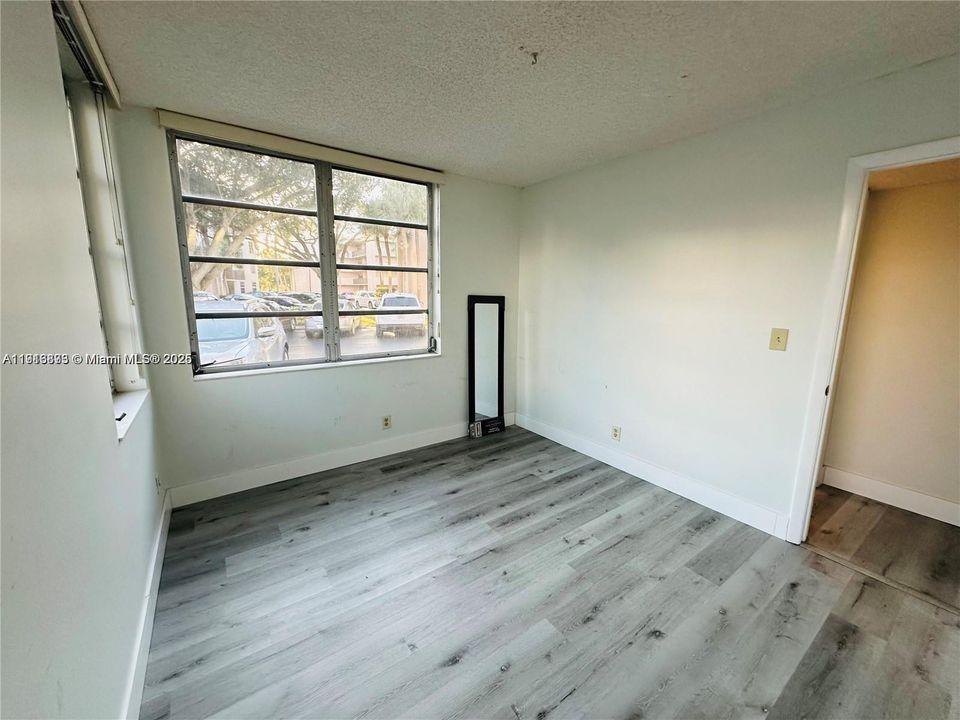 Active With Contract: $2,400 (3 beds, 2 baths, 1155 Square Feet)
