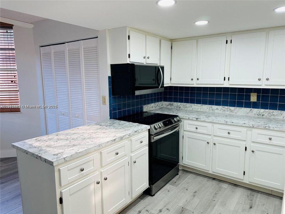 Active With Contract: $2,400 (3 beds, 2 baths, 1155 Square Feet)