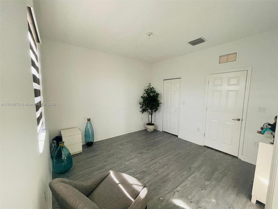 Activo con contrato: $2,700 (3 camas, 2 baños, 1422 Pies cuadrados)