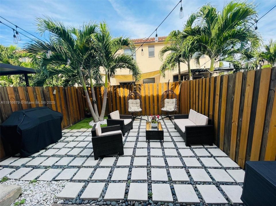 Activo con contrato: $2,700 (3 camas, 2 baños, 1422 Pies cuadrados)