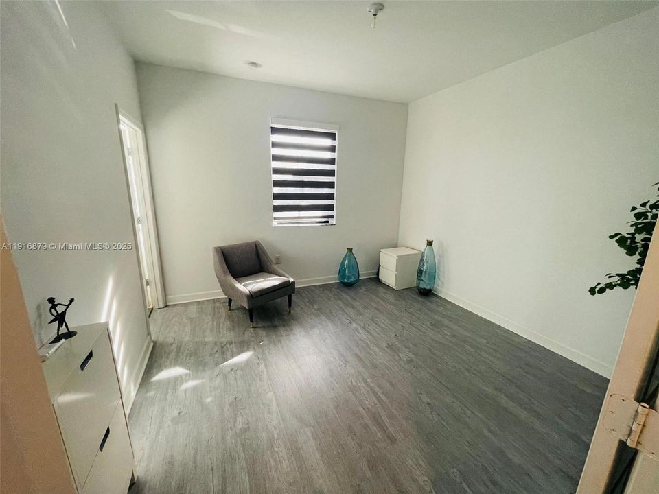 Activo con contrato: $2,700 (3 camas, 2 baños, 1422 Pies cuadrados)