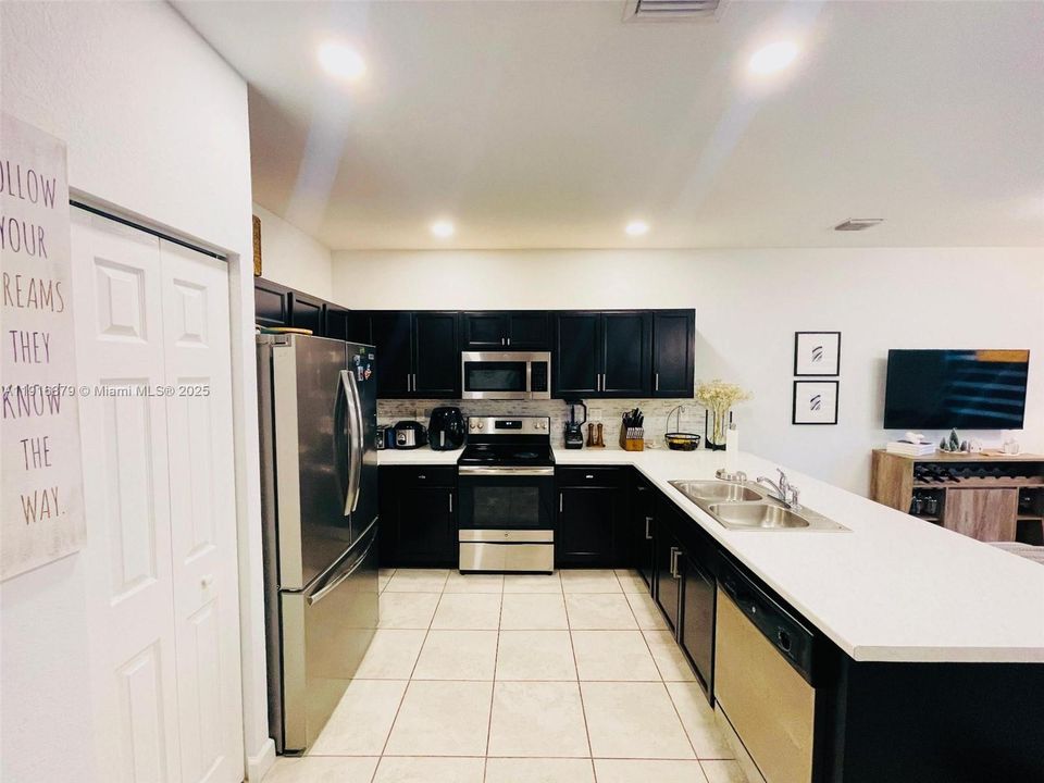 Activo con contrato: $2,700 (3 camas, 2 baños, 1422 Pies cuadrados)