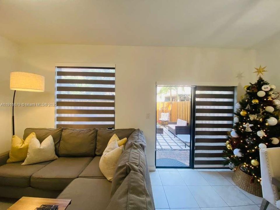 Activo con contrato: $2,700 (3 camas, 2 baños, 1422 Pies cuadrados)