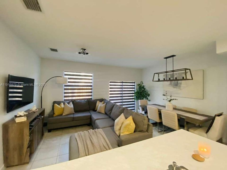 Activo con contrato: $2,700 (3 camas, 2 baños, 1422 Pies cuadrados)