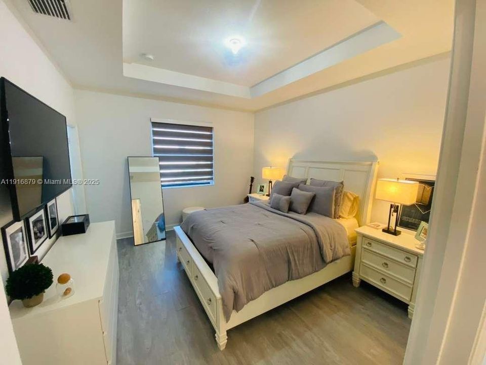 Activo con contrato: $2,700 (3 camas, 2 baños, 1422 Pies cuadrados)