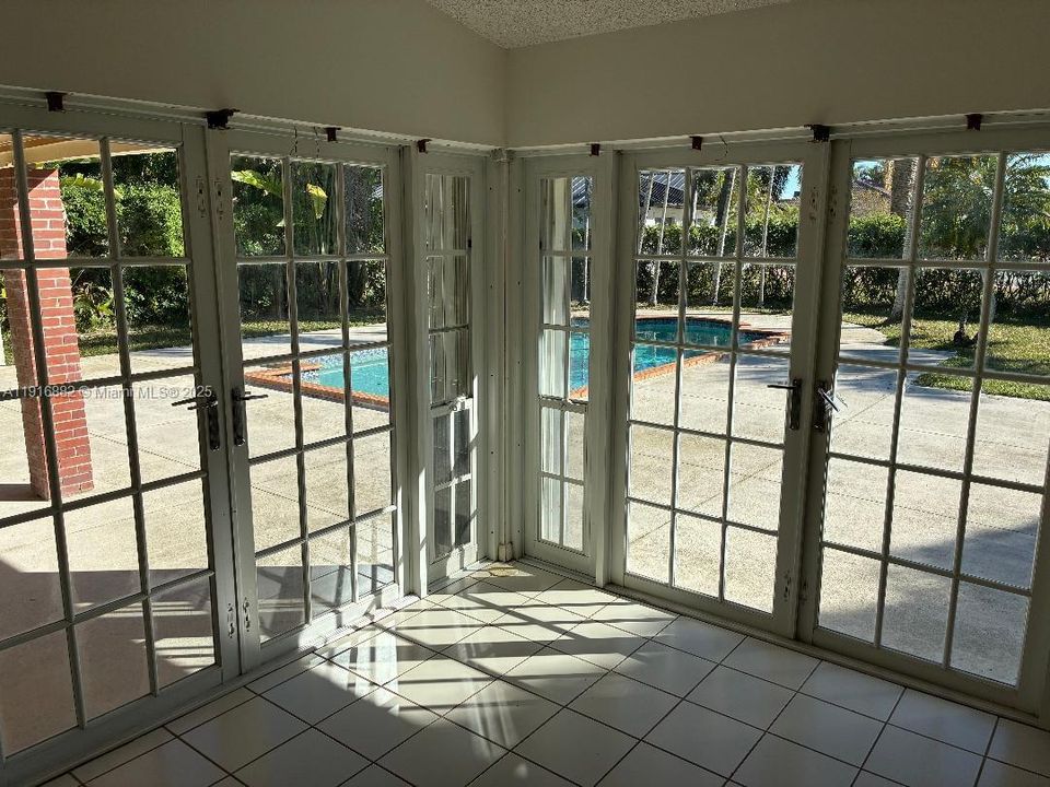 For Sale: $799,500 (3 beds, 2 baths, 1932 Square Feet)