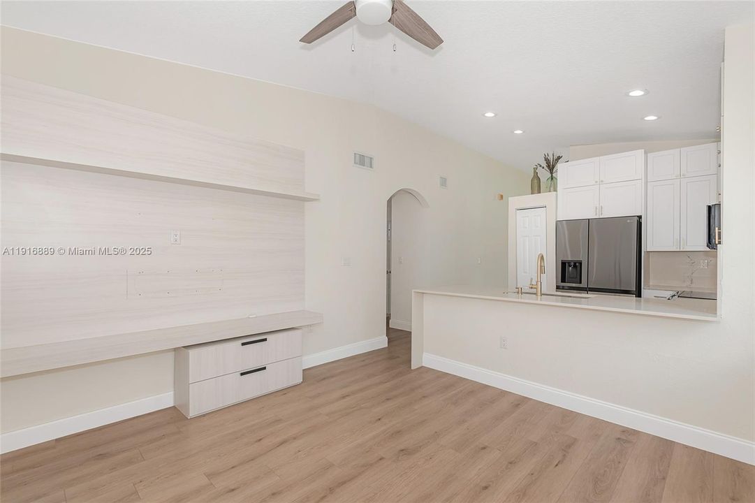 En Renta: $3,295 (3 camas, 2 baños, 1324 Pies cuadrados)