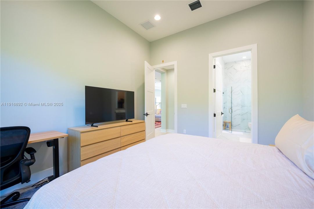 Bright Bedroom with an en-suite bathroom