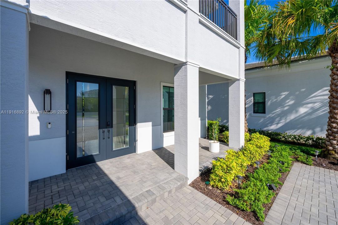 Charming entrance with lively foliage