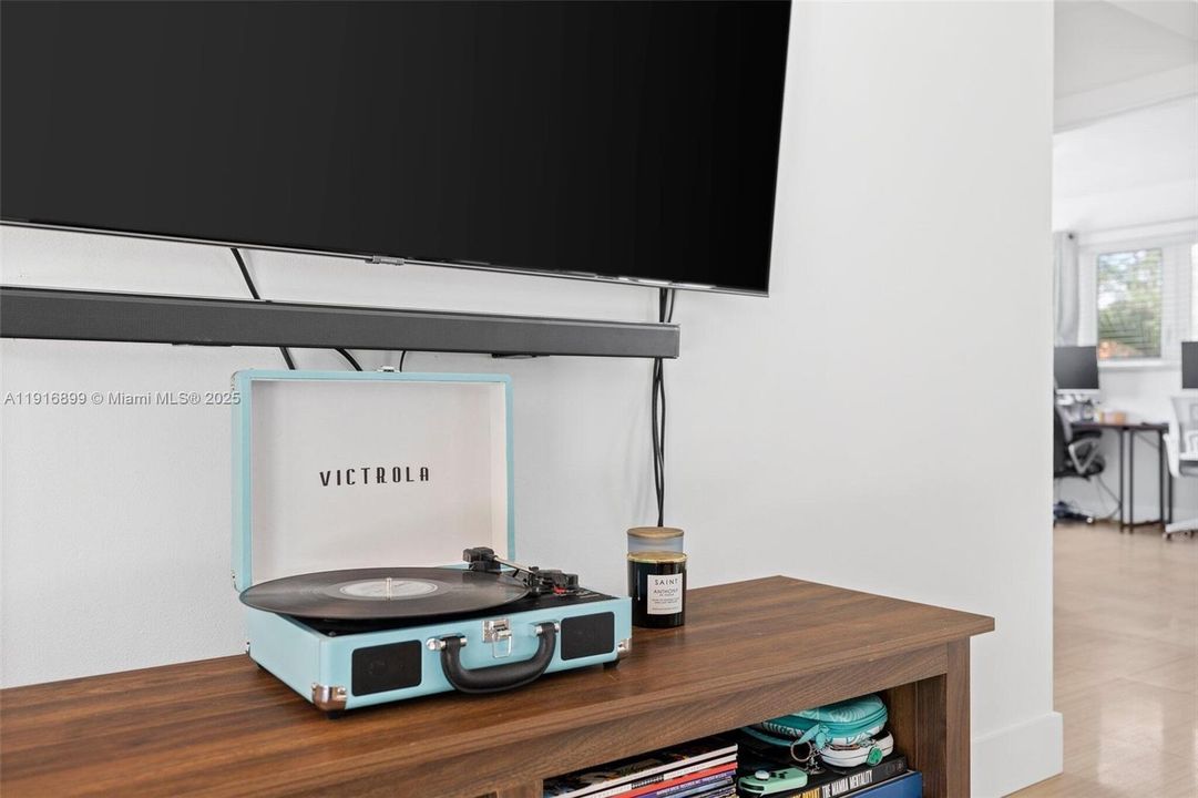 For Sale: $1,475,000 (3 beds, 2 baths, 1654 Square Feet)