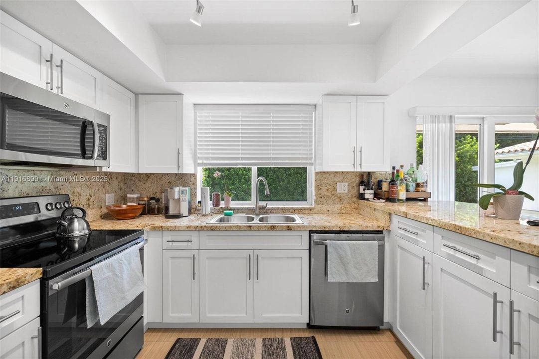 For Sale: $1,475,000 (3 beds, 2 baths, 1654 Square Feet)