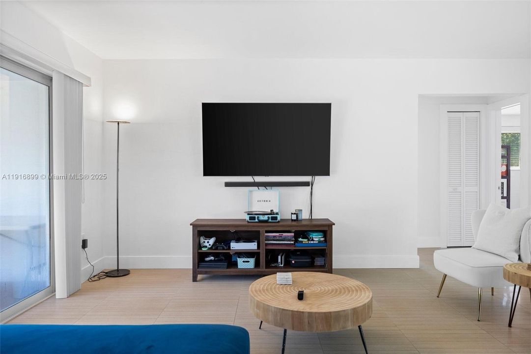 For Sale: $1,475,000 (3 beds, 2 baths, 1654 Square Feet)