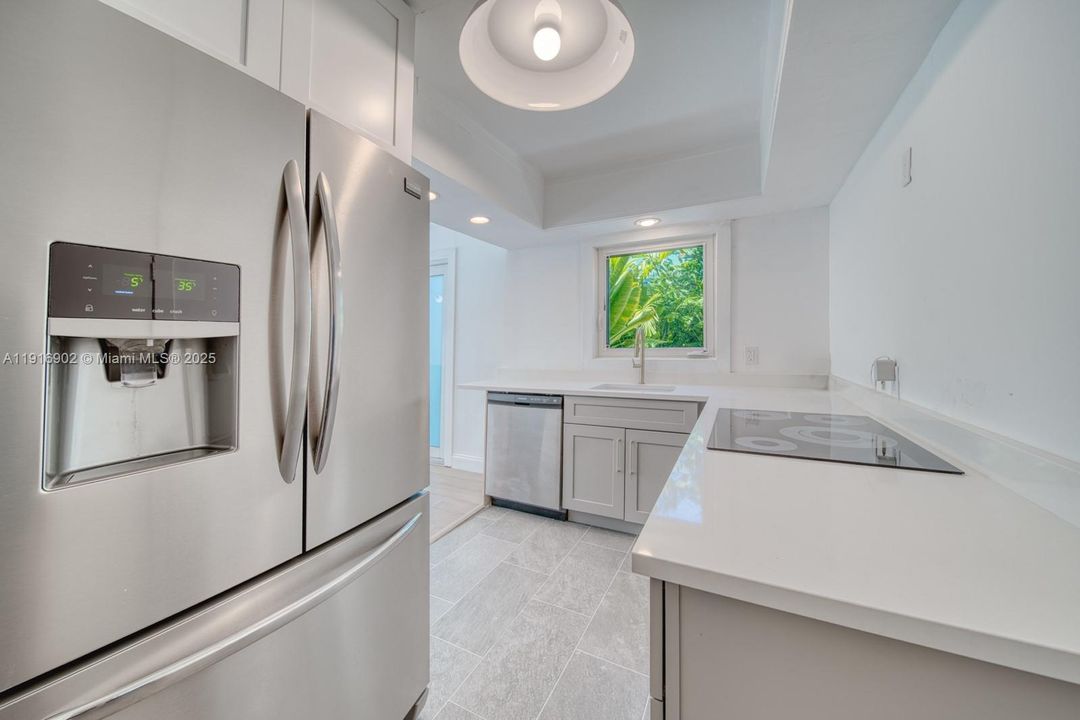 For Rent: $4,900 (3 beds, 2 baths, 1128 Square Feet)