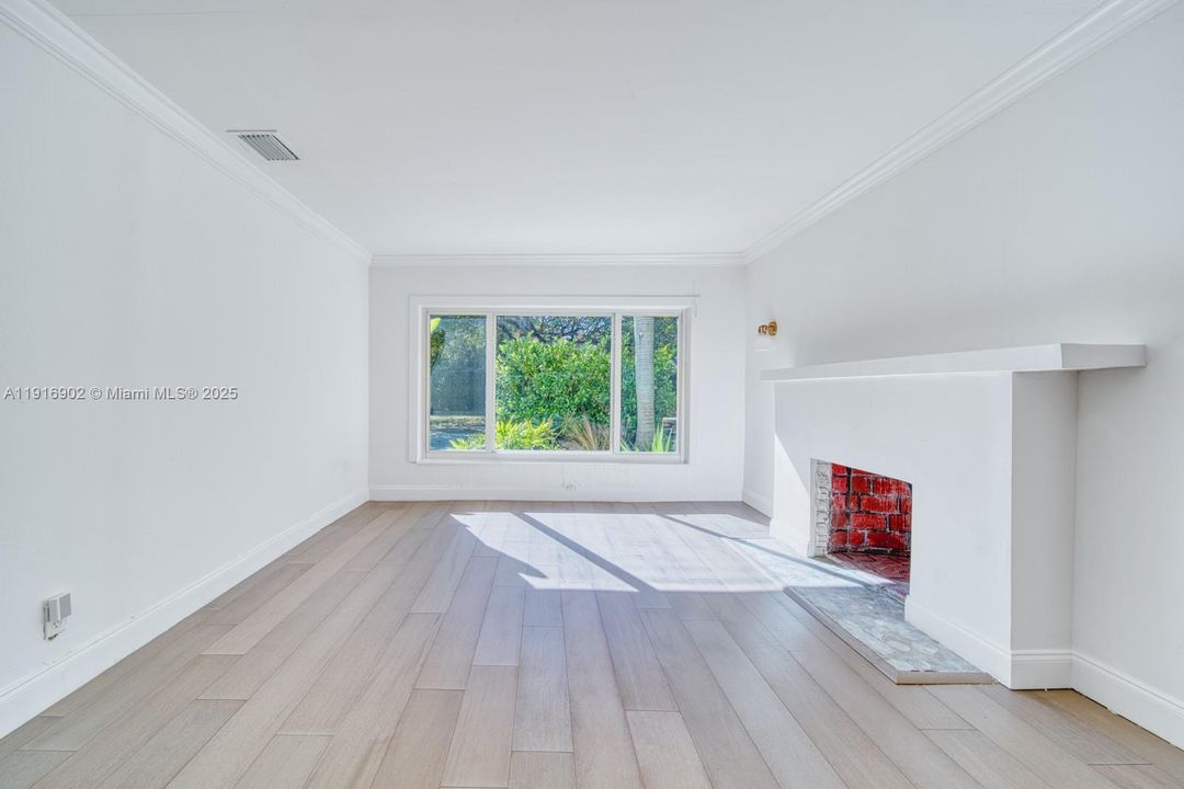 For Rent: $4,900 (3 beds, 2 baths, 1128 Square Feet)