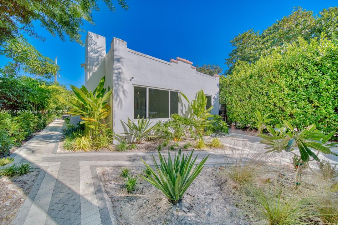 For Rent: $4,900 (3 beds, 2 baths, 1128 Square Feet)