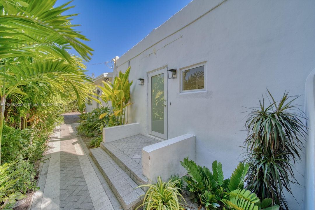 For Rent: $4,900 (3 beds, 2 baths, 1128 Square Feet)