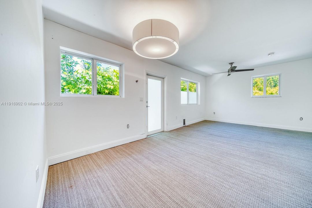 For Rent: $4,900 (3 beds, 2 baths, 1128 Square Feet)