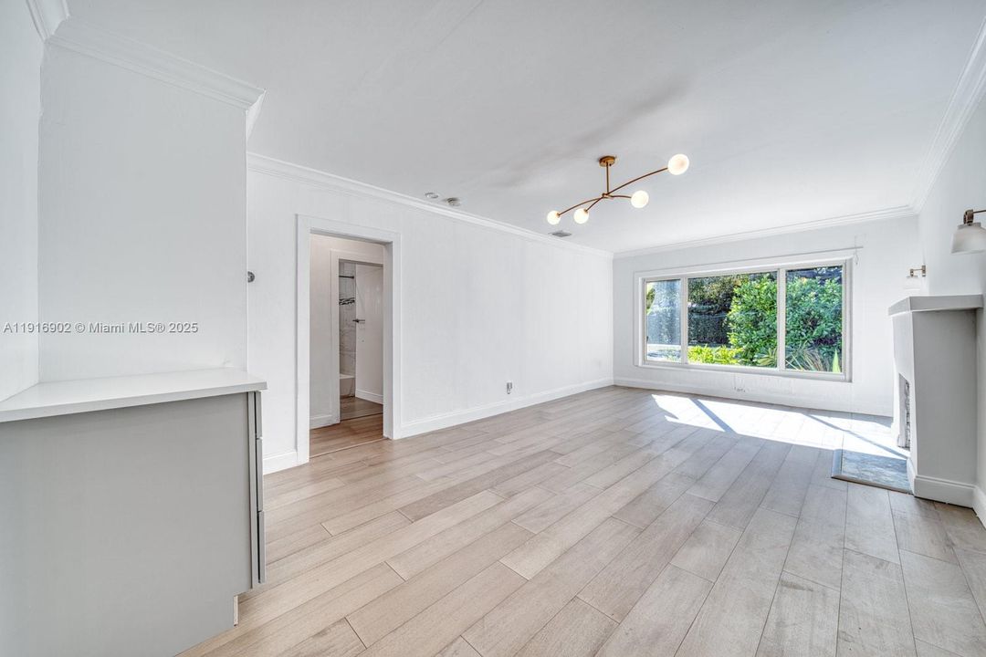 For Rent: $4,900 (3 beds, 2 baths, 1128 Square Feet)