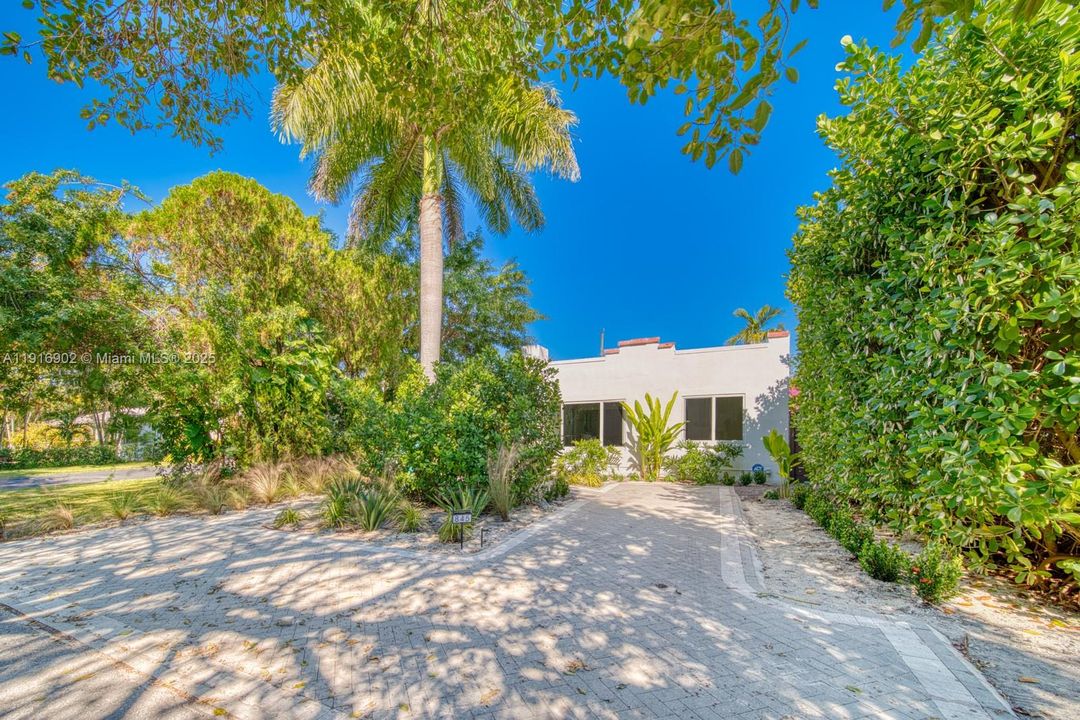 For Rent: $4,900 (3 beds, 2 baths, 1128 Square Feet)