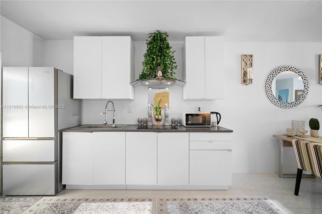 待售: $245,000 (1 贝兹, 1 浴室, 709 平方英尺)