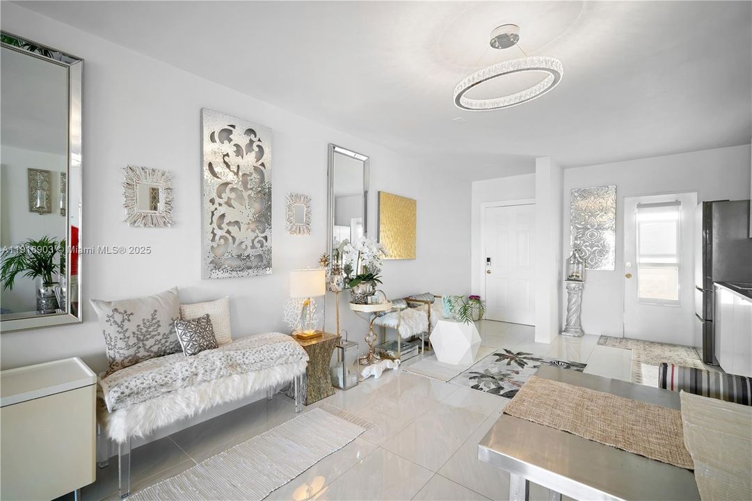 待售: $245,000 (1 贝兹, 1 浴室, 709 平方英尺)