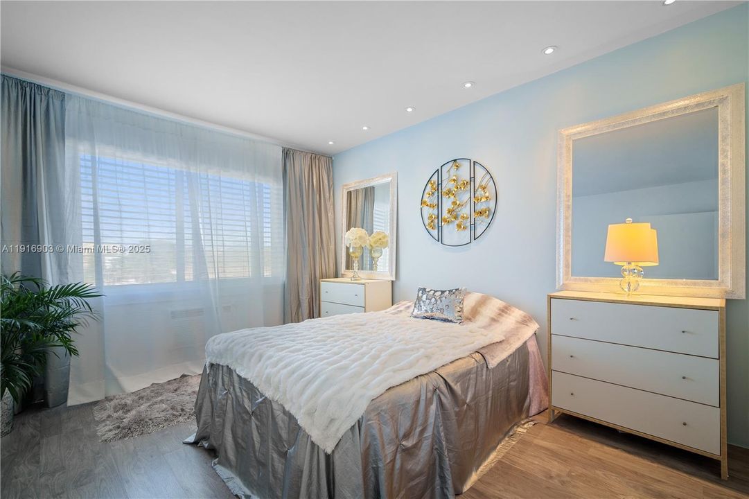 待售: $245,000 (1 贝兹, 1 浴室, 709 平方英尺)