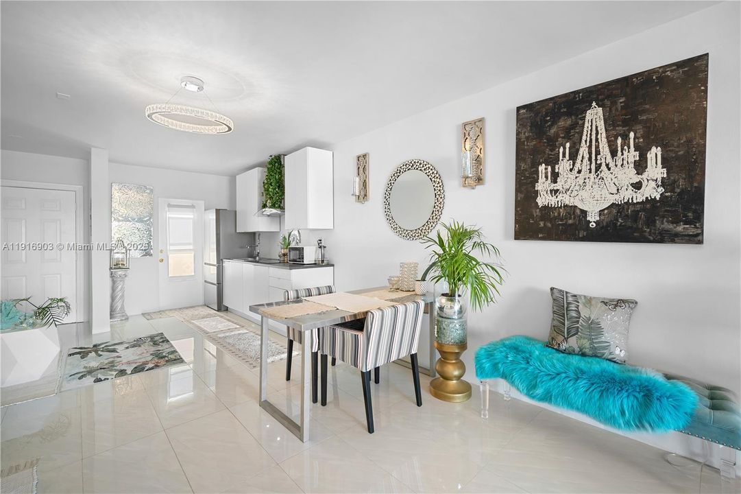 待售: $245,000 (1 贝兹, 1 浴室, 709 平方英尺)