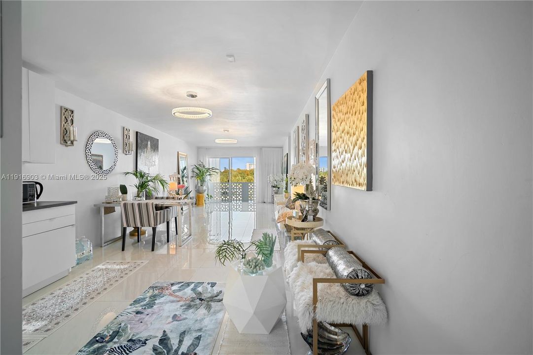 待售: $245,000 (1 贝兹, 1 浴室, 709 平方英尺)