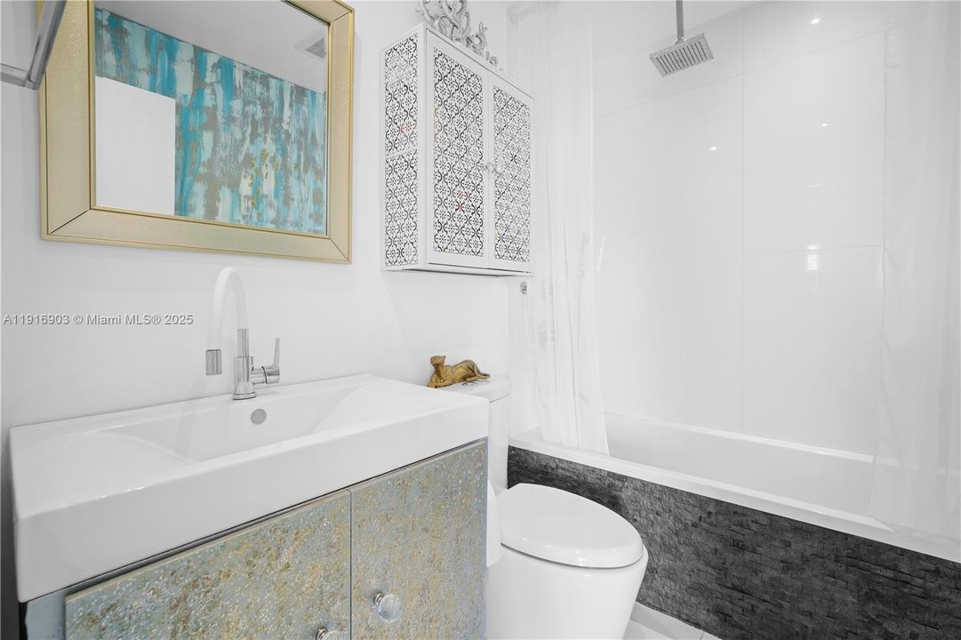 待售: $245,000 (1 贝兹, 1 浴室, 709 平方英尺)