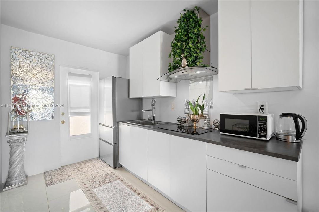 待售: $245,000 (1 贝兹, 1 浴室, 709 平方英尺)