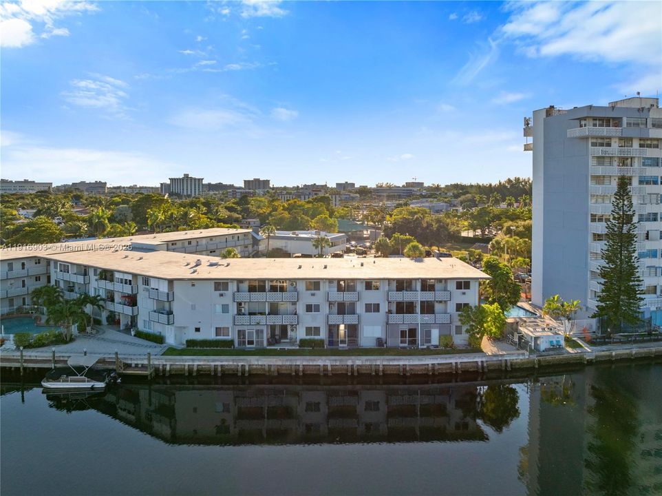 待售: $245,000 (1 贝兹, 1 浴室, 709 平方英尺)